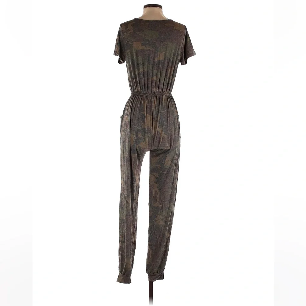 Love Melody Camo Jumpsuit Size Medium - Picture 2 of 2